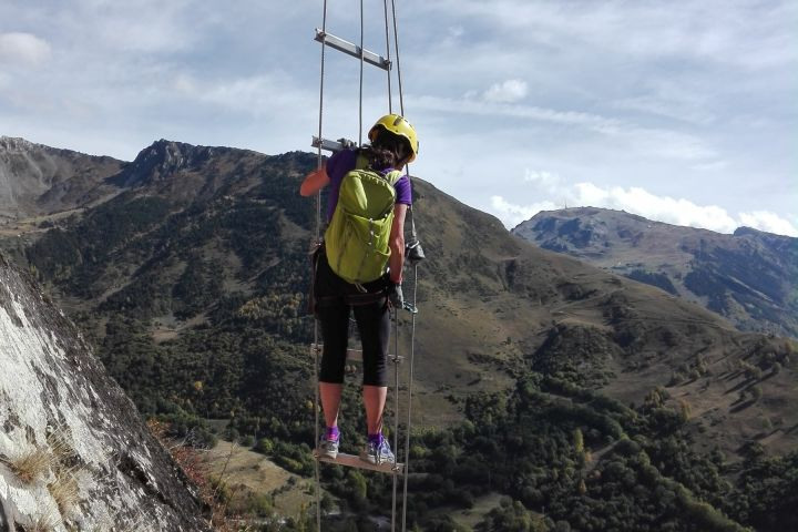 Monter d'une échelle de via ferrata dans les Pyrénées